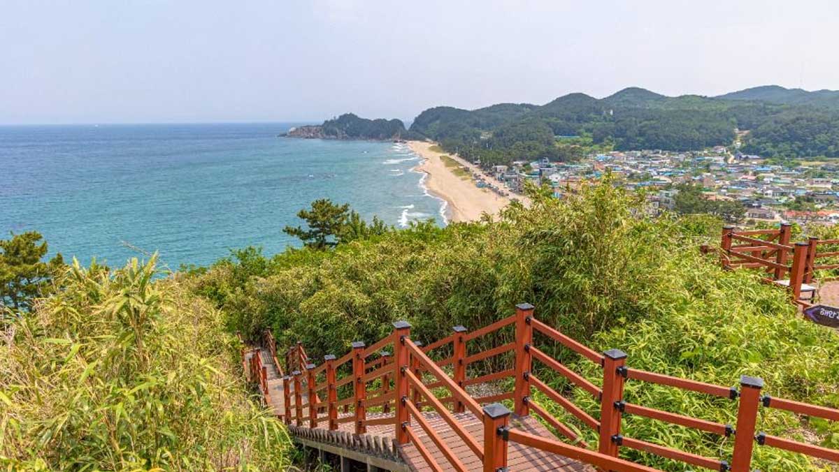 파도가 깎아낸 신비로운 기암괴석과 바다를 바로 곁에 두고 걸을 수 있는 해안 코스 데크 길. / 한국관광공사