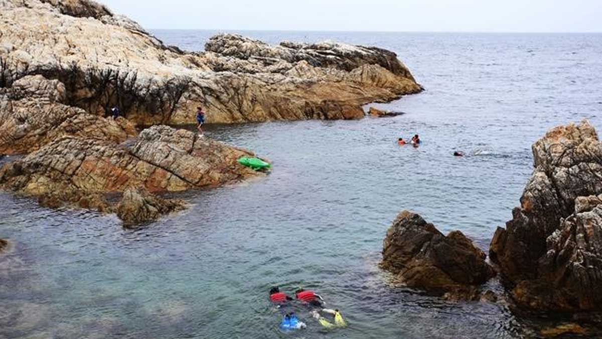 수심이 적당해 가족, 연인과 함께 안전하게 물놀이를 즐기기 좋은 장호항 해변이다. / 한국관광공사