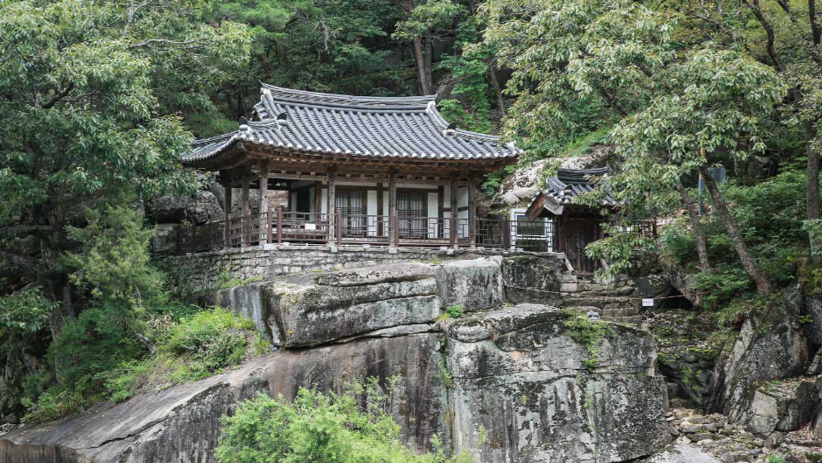 금가루가 깔린 듯한 제4곡 금사담 곁, 큼직한 바위 위에 자리 잡은 암서재다. / 충북 공식 블로그