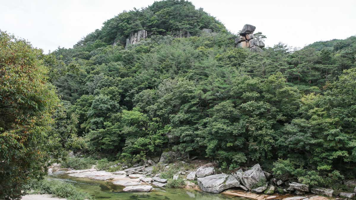도명산 산자락에 거대한 바위들이 층층이 위태롭게 쌓여 있는 제5곡 첨성대. / 충북 공식 블로그