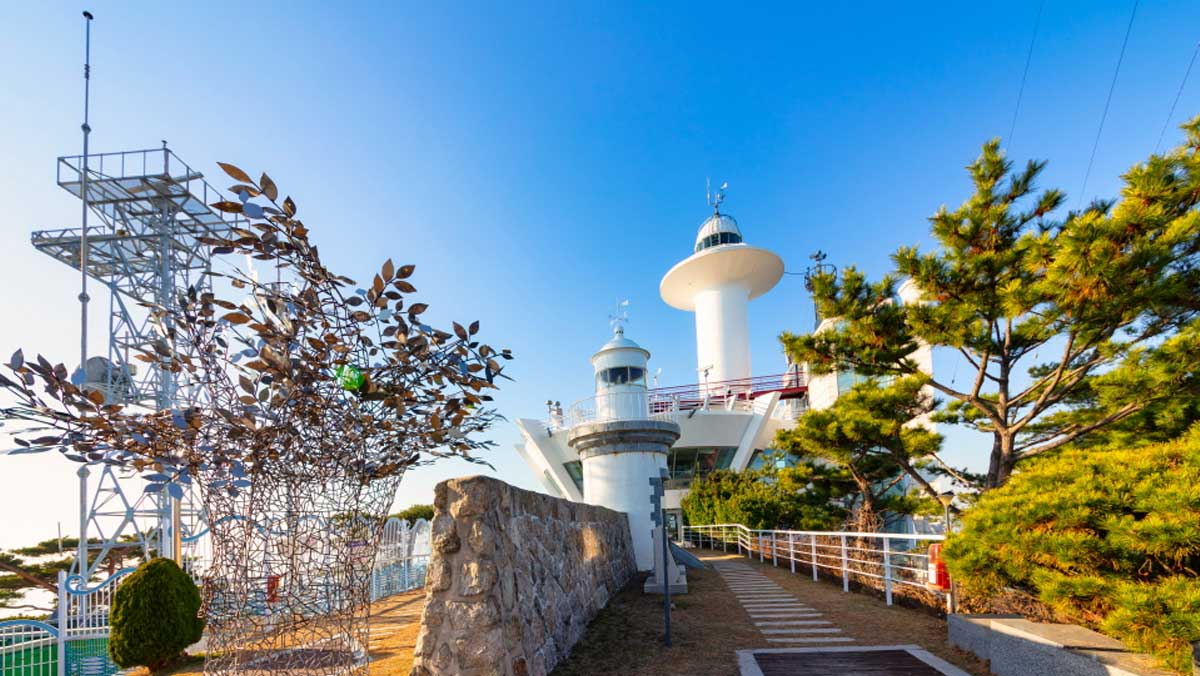 인천항의 뱃길을 밝히기 위해 세워진 등대와 주변 조형물이 어우러진 모습. / 인천투어