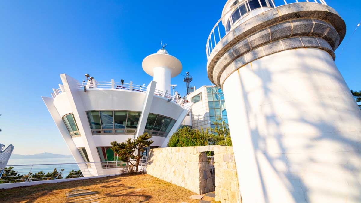 1903년에 세워져 오랜 역사를 간직한 팔미도 등대의 웅장한 외관. / 인천투어