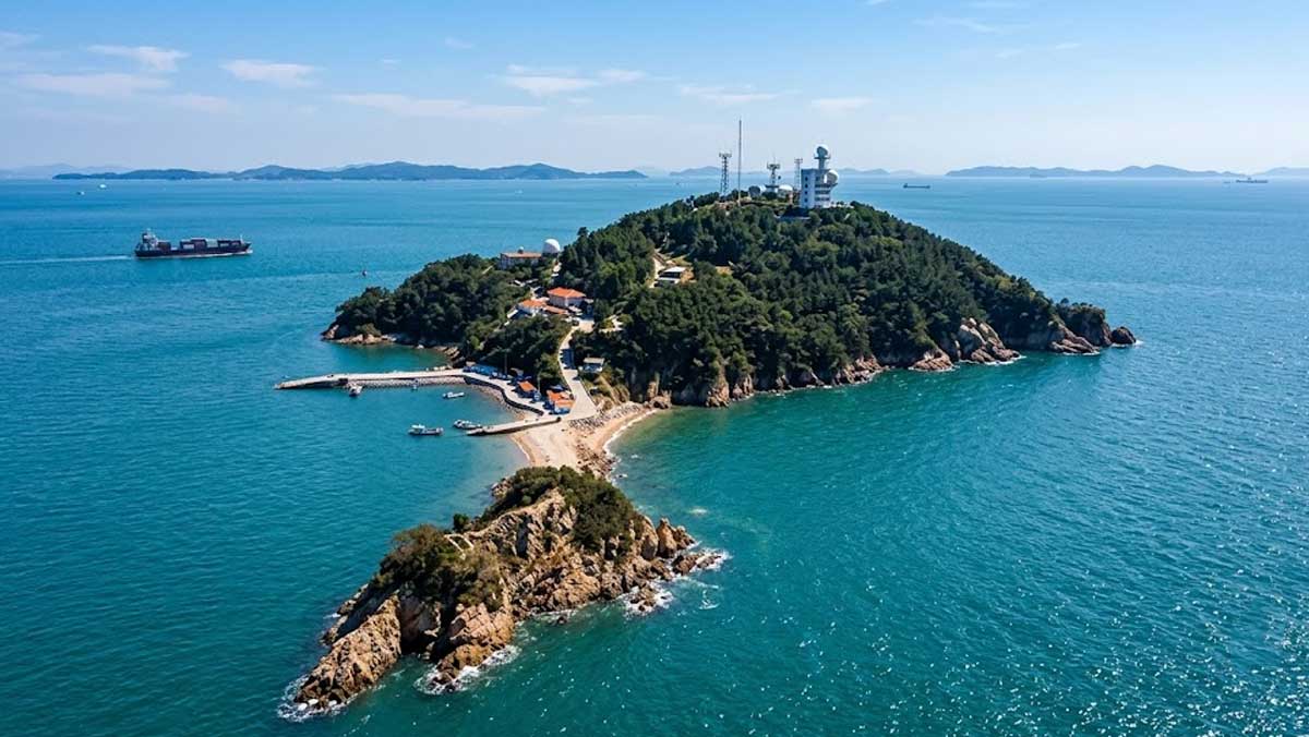푸른 바다 위로 국가문화재 등대가 솟아 있는 팔미도의 아름다운 전경. / 인천투어, ai