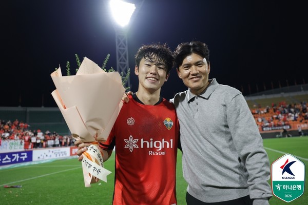 이기혁(왼쪽), 정경호 감독(이상 강원FC). 한국프로축구연맹 제공