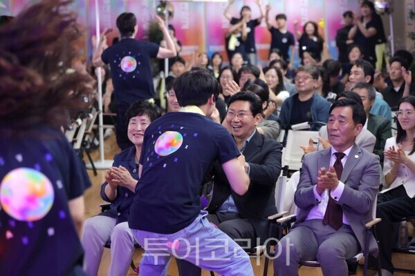 대학 연극제 작품을 즐기고 있는 이상일 시장/투어코리아뉴스 정명달 기자