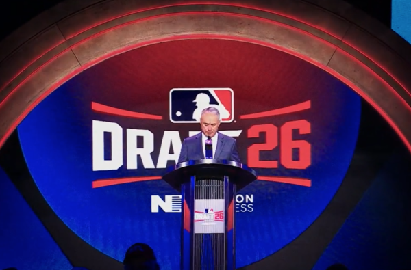 드래프트 결과를 발표하는 맨프레드(사진=MLB.com)