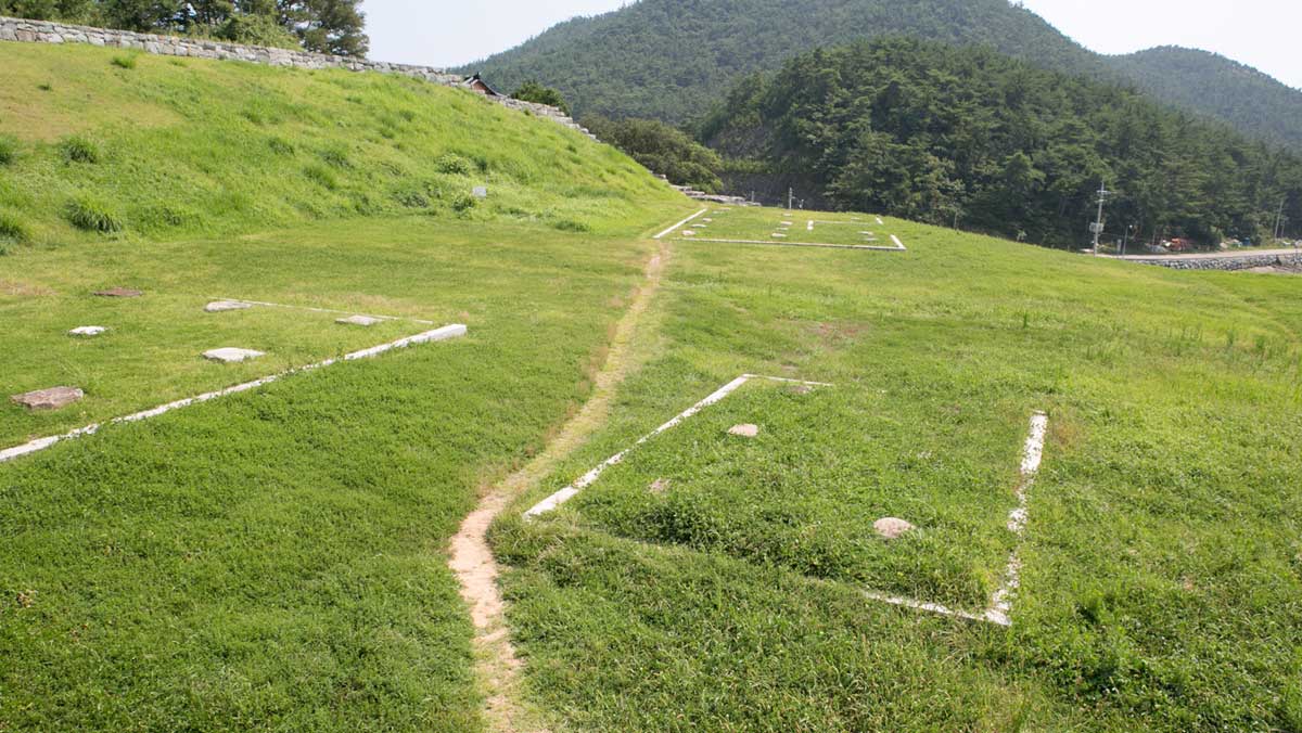 과거 조선시대 수군들이 머물렀던 건물들의 터와 초석 흔적. / 국가유산포털