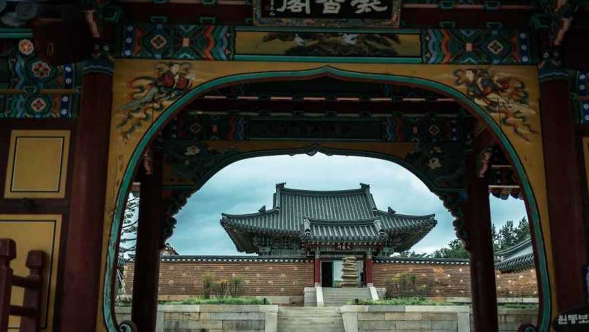 2005년 발생한 대형 산불의 아픔을 딛고 긴 복원 과정을 거쳐 본래의 웅장함을 되찾은 전각. / 한국관광공사