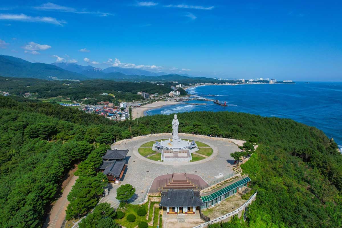 웅장하게 우뚝 선 해수관음상의 전경. / 한국관광공사