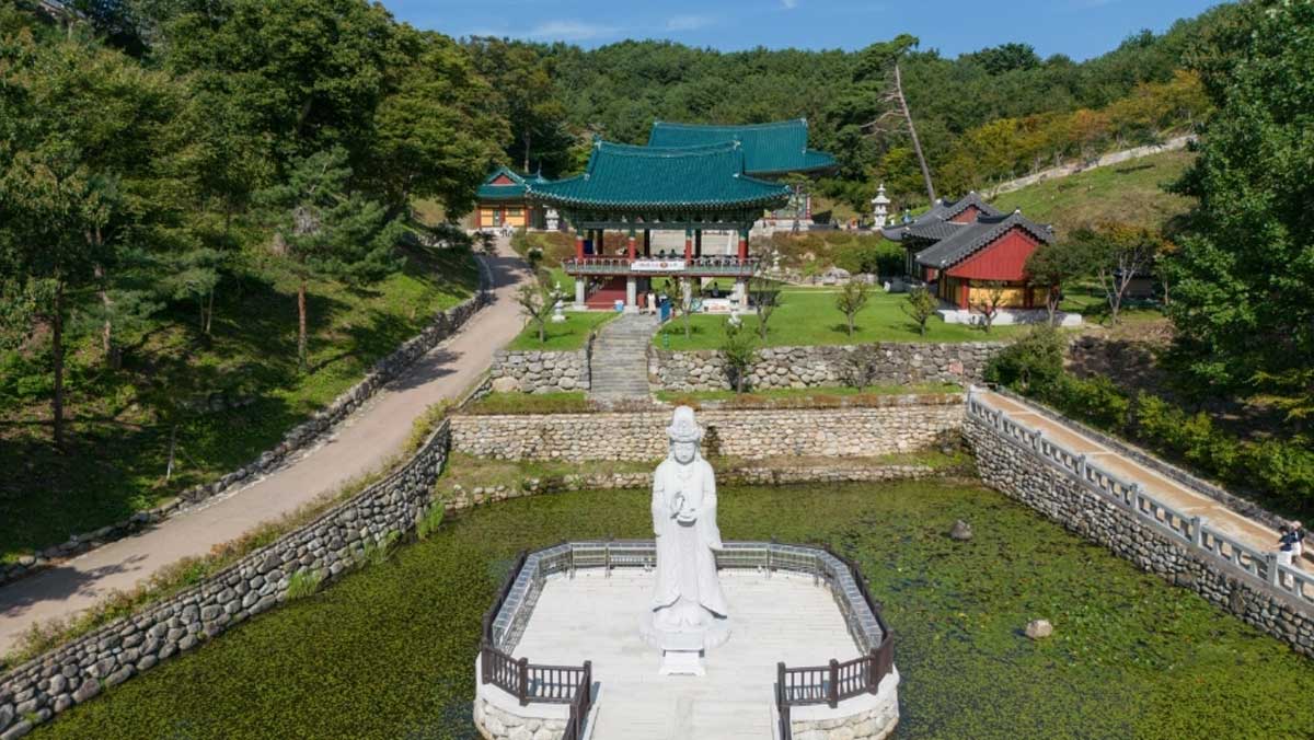 국내 3대 관음성지로 꼽히는 낙산사 경내 연못 한가운데 평화롭게 세워진 관음보살상의 모습. / 한국관광공사