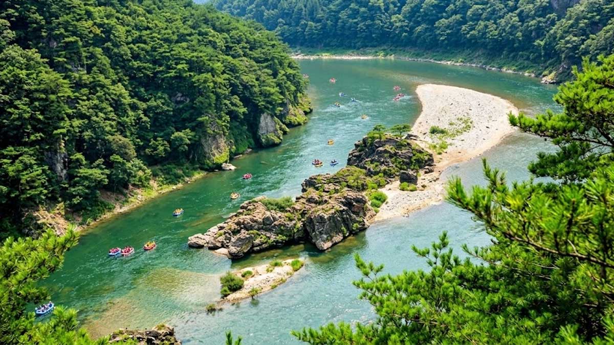 기암괴석(삼선암)과 깎아지른 절벽 사이를 누비며 래프팅을 즐기는 풍경. / 영월군청, ai