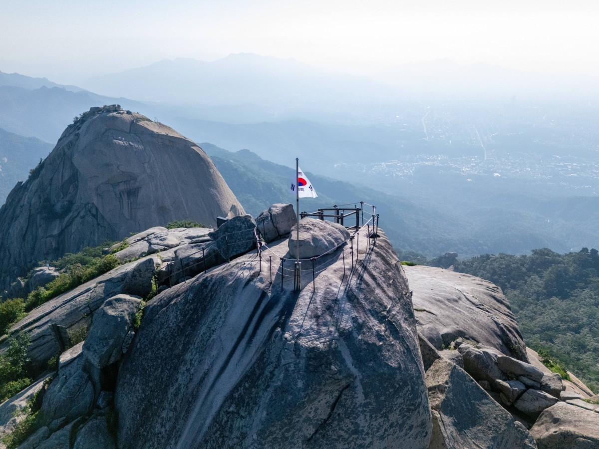 북한산국립공원 백운대 정상에 태극기가 걸려 있는 모습. / ⓒ한국관광콘텐츠랩-한건우