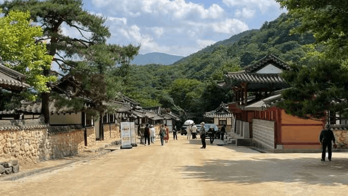 조선 시대의 기와집과 거리를 재현해 놓은 문경새재 오픈세트장의 모습이다. / 한국관광공사