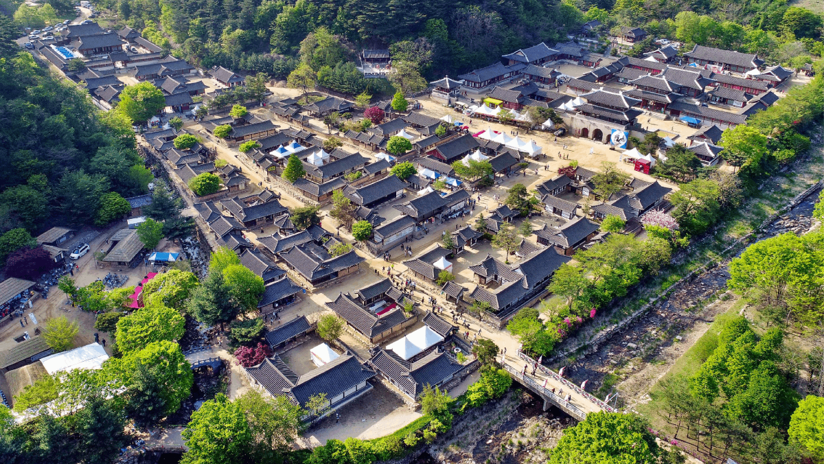 주변 산세와 계곡 사이에 바둑판처럼 정교하게 조성된 문경오픈세트장의 전경이다. / 문경시청 