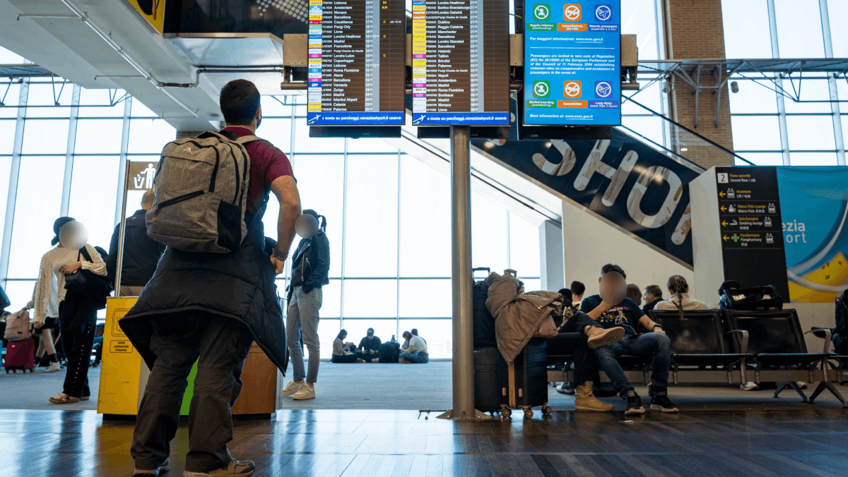 공항 대기실에서 한 여행객이 안내 전광판을 바라보며 출국을 기다리고 있다. / davide bonaldo-shutterstock
