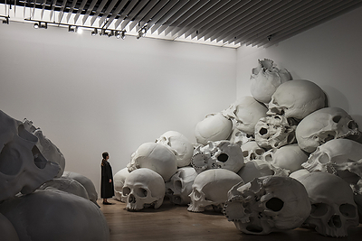 Ron Mueck, Mass, 2016–2017. Synthetic polymer paint on fiberglass. Dimensions variable. Collection: National Gallery of Victoria, Melbourne, Felton Bequest, 2018. Installation view: “Ron Mueck” exhibition, Mori Art Museum, Tokyo, 2026. Photo: Hasegawa Kenta. Photo courtesy: Mori Art Museum, Tokyo Ron Mueck, Mass, 2016–2017. Synthetic polymer paint on fiberglass. Dimensions variable. Collection: National Gallery of Victoria, Melbourne, Felton Bequest, 2018. Installation view: “Ron Mueck” exhibition, Mori Art Museum, Tokyo, 2026. Photo: Hasegawa Kenta. Photo courtesy: Mori Art Museum, Tokyo