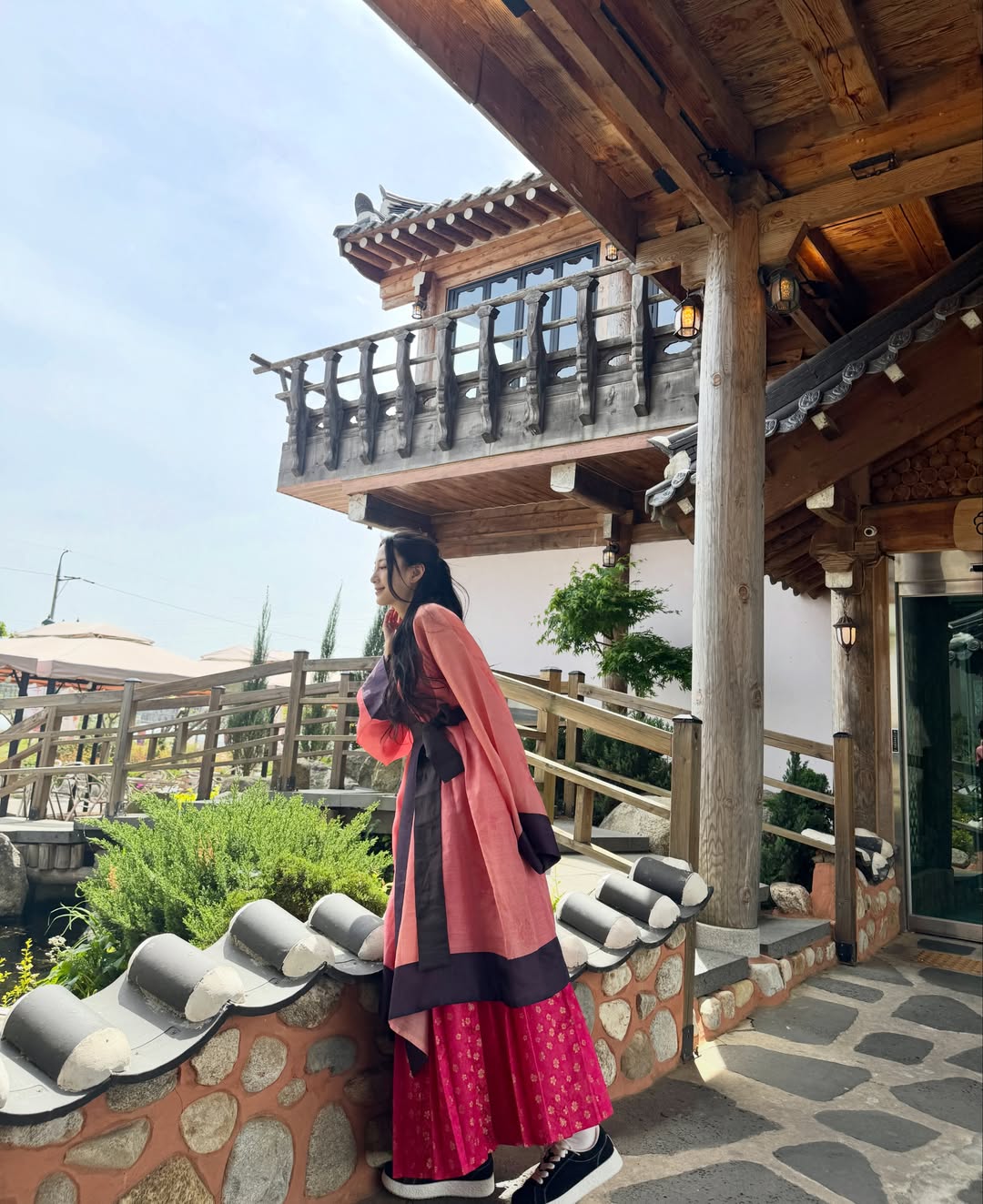 한옥을 배경으로 한복을 입은 오하영 / 사진=오하영 인스타그램 @ohhayoung