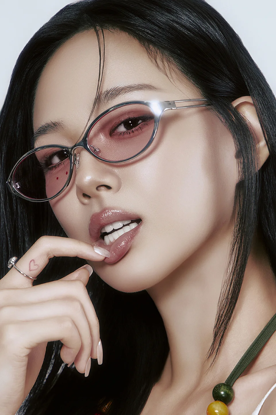 핑크 틴트 렌즈의 메탈 프레임을 착용한 비비 / 사진=리에티