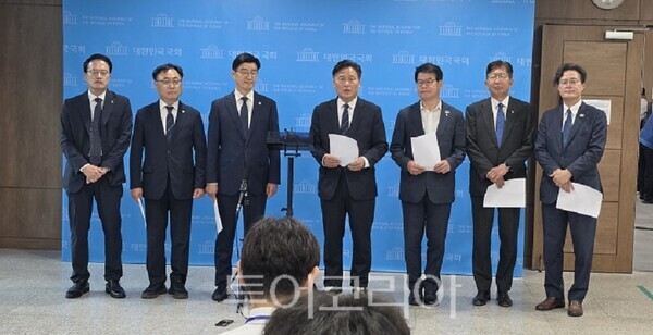 더불어민주당 행정안전위원회 위원 일동이 13일 오전 여의도 국회 소통관에서 기자회견을 마치고 취재진의 질문에 답하고 있다. 2026.07.13. / 투어코리아 이창호 기자
