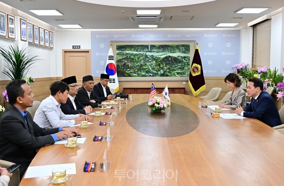 10일 임만균 서울시의회 의장이 말레이시아 켈란탄주 대표단과 의회 차원의 교류확대에 대해 대화를 나누고 있다./사진=서울시의회.