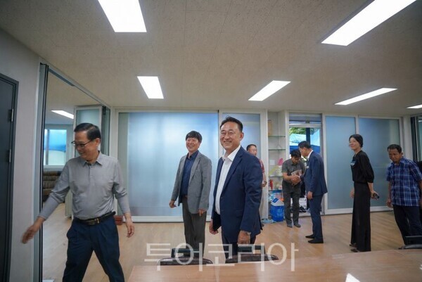 북내면 외룡리 마을회관 리모델링 준공식에 참석하는 이충우 여주시장/투어코리아뉴스 정명달 기자