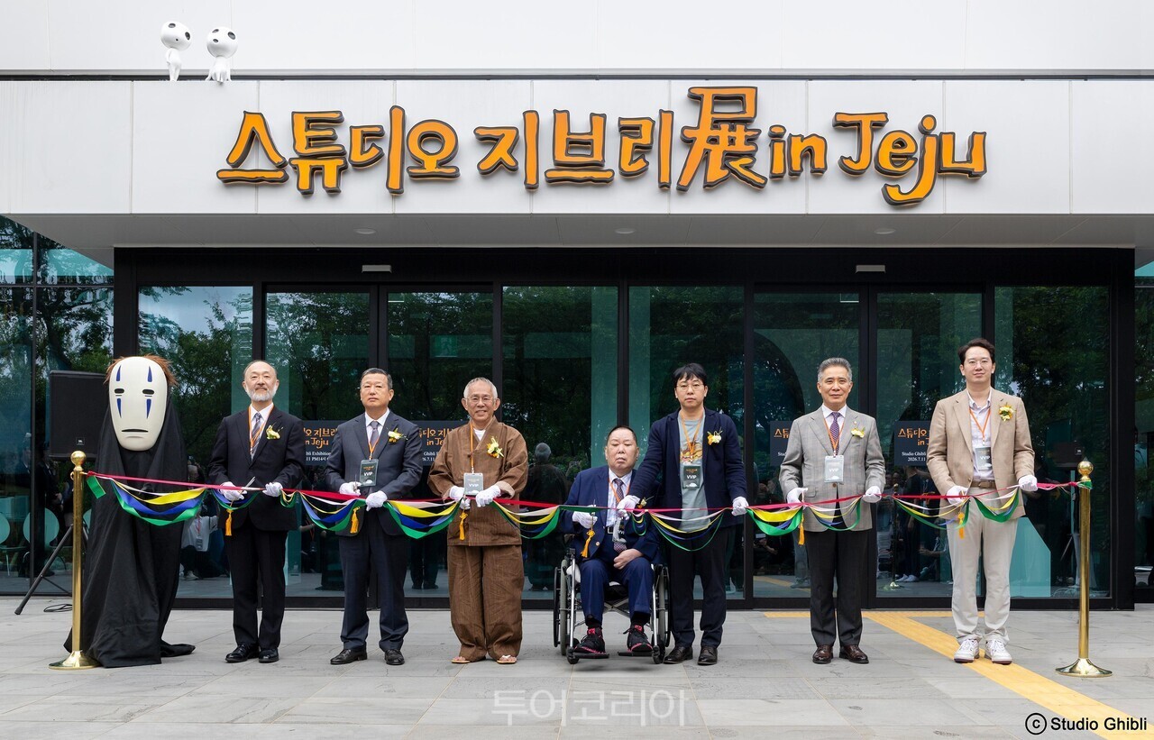 왼쪽부터 이케다 주제주일본국총영사관 총영사, 강동화 제주동화마을 회장, 스즈키 토시오 스튜디오 지브리 프로듀서, 정욱 대원미디어 회장, 정동훈 대원미디어 대표, 곽영빈 대원방송 부회장, 강호준 대교 대표.