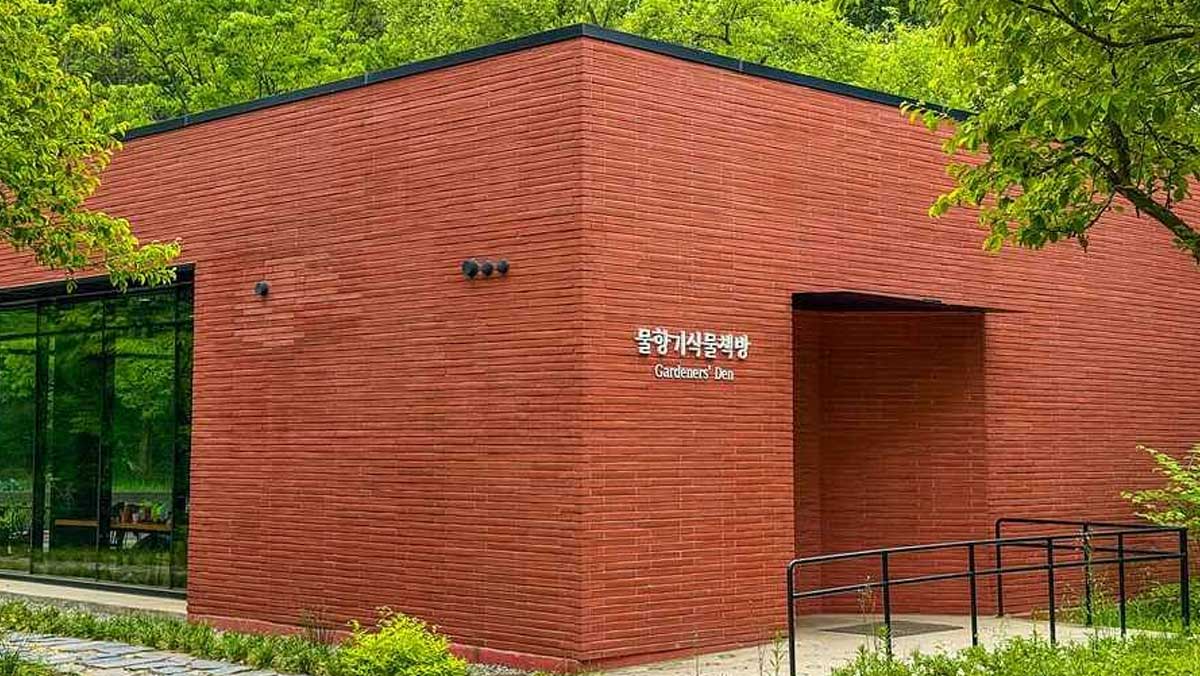 식물 관련 책을 모아둔 식물책방 전경 사진. / 한국관광공사