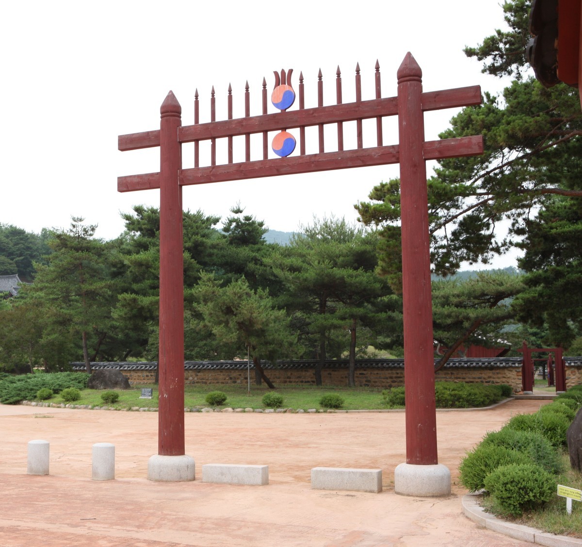 신숭겸장군 유적지 초입에 위치한 홍살문. / ⓒ한국관광콘텐츠랩-김지호