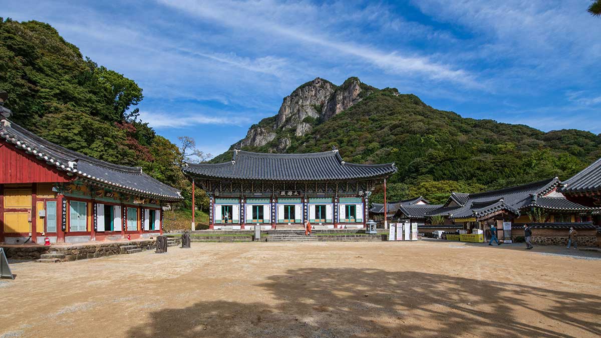 백양사의 탁 트인 대웅전 앞마당과 주변 전각들의 모습. / 한국관광콘텐츠랩-배근한