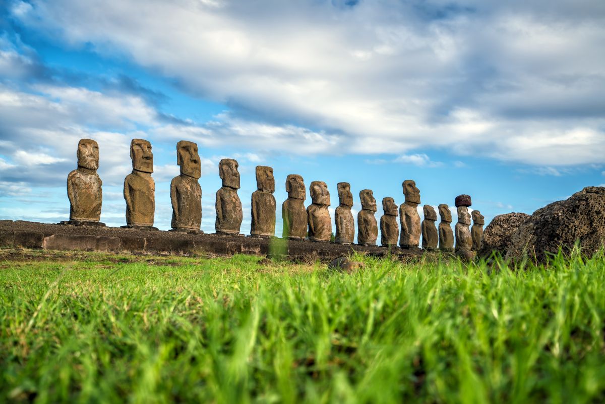 이스터섬 모아이 석상이 줄지어 서 있다. / f11photo-shutterstock