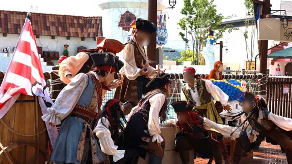 해적 분장을 한 연기자들이 관람객들과 소통하며 공연을 펼치고 있다. / 레고랜드 홈페이지