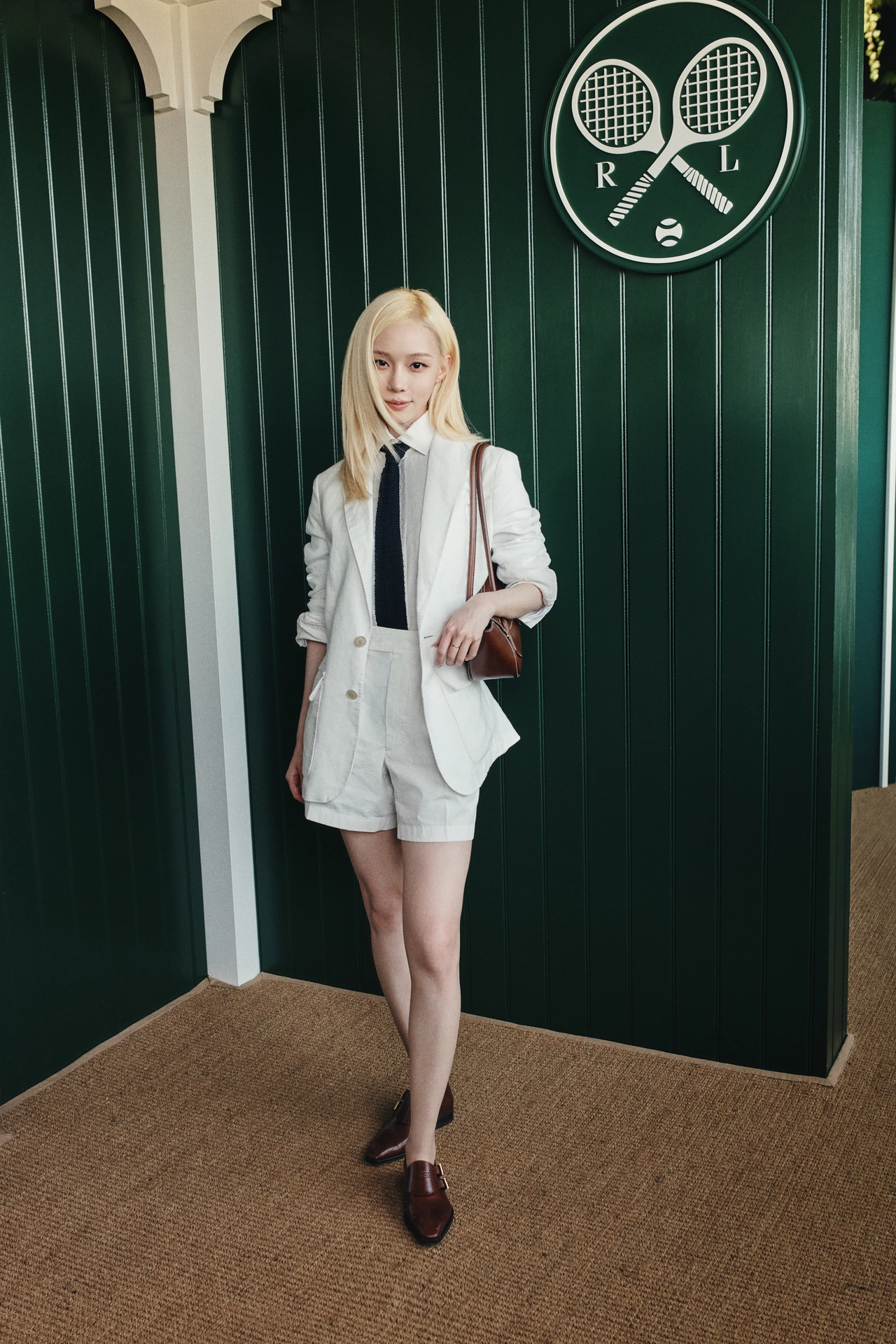 화이트 리넨 블레이저 룩을 선보인 에스파 윈터 / 사진=랄프 로렌