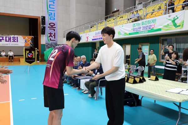 수성고 송은우에게 전광인 공격상을 시상하고 있는 OK저축은행 주장 전광인(사진=한국중고배구연맹)