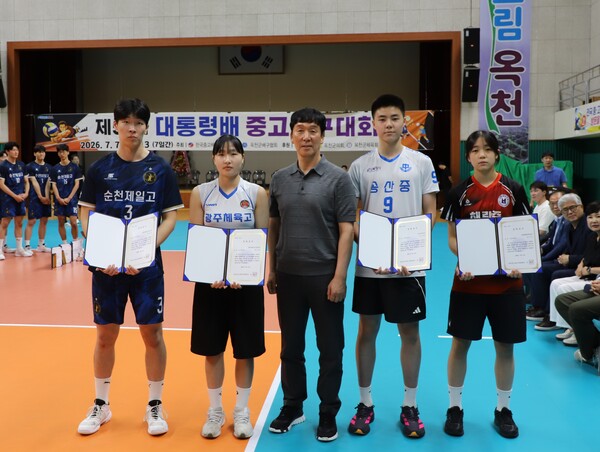 제59회 대통령배 전국 중고배구대회에서 신영철 세터상을 시상한 OK저축은행 신영철 감독(사진=한국중고배구연맹)