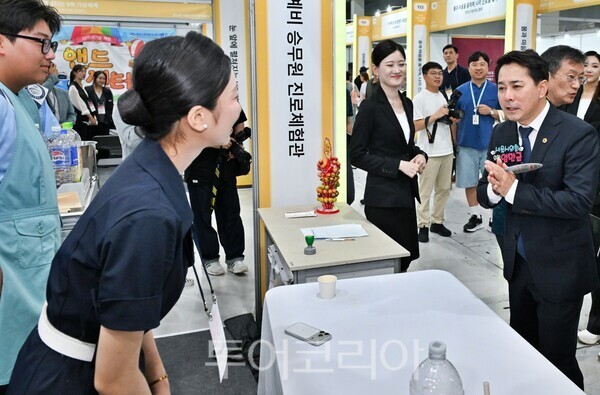 14일 서울진로박람회'를 찾은 임만균 서울시의회 의장이 직업체험 부스를 둘러보며 부스 관계자와 대화를 나누고 있다 (사진=서울시의회