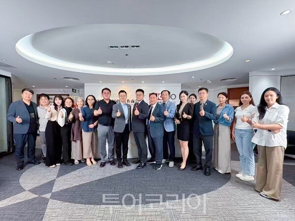 한중문화경제교류협회가 지난 7월 13일 오후 베이징에서 열린 ‘한중 경제협력 교류 좌담회를 마치고 기념촬영을 하고 있다 .