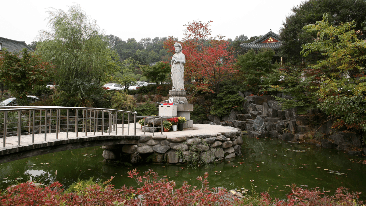 봉은사 연못과 불상 전경. / 한국관광공사 포토코리아-이범수