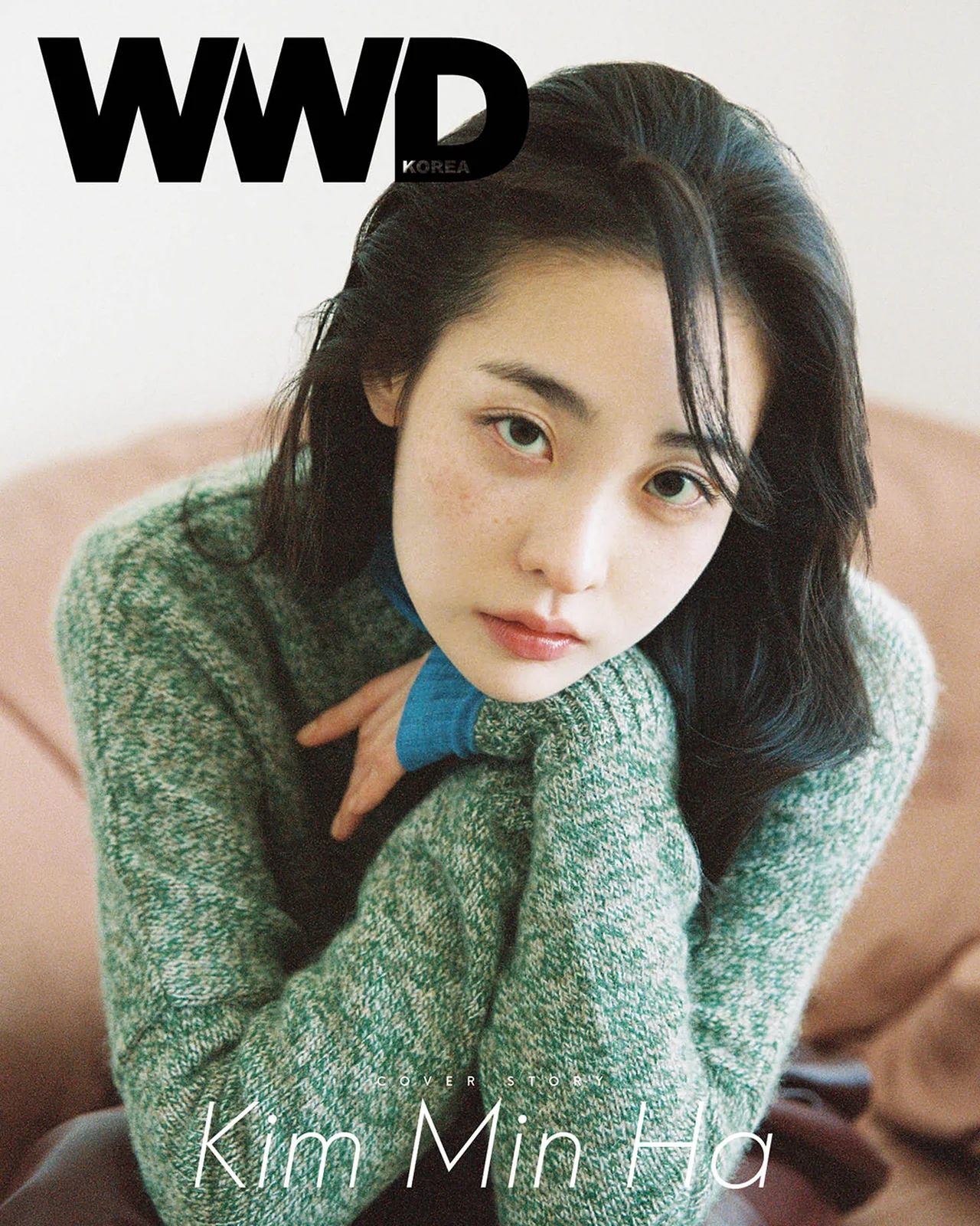 WWD KOREA 8월호 커버를 장식한 김민하가 연두색 니트와 파란색 터틀넥을 레이어드하고 카메라를 응시하고 있다. / 사진=WWD KOREA