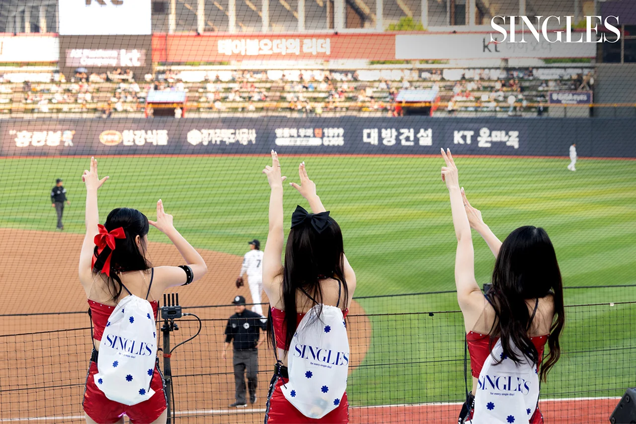 〈싱글즈〉 기프트백을 착용한 채 응원하는 치어리더들 / 사진=싱글즈