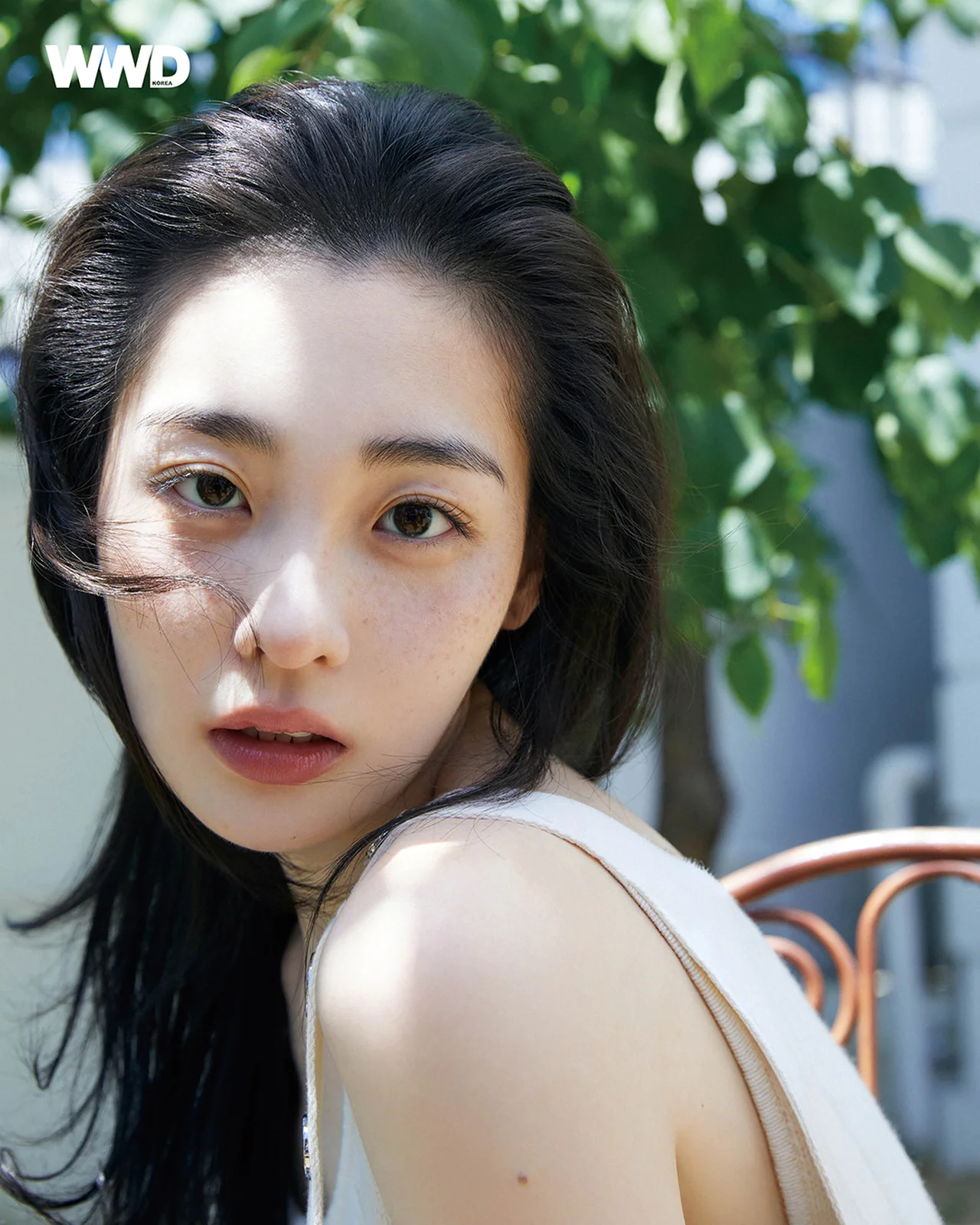 햇살 아래 민소매 상의를 입고 자연스러운 표정을 짓고 있는 김민하의 클로즈업 모습. / 사진=WWD KOREA