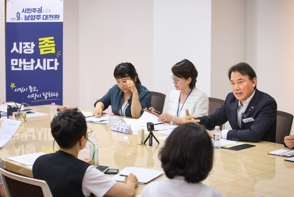 ▲ ‘시장 좀 만납시다’에서 시민들과 소통 중인 최현덕 시장 / 남양주시 제공 