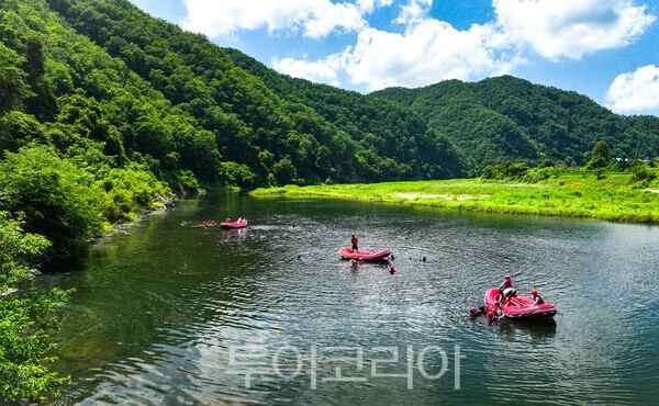 사진 / 무주 금강에 즐기는 래프팅의 모습_투어코리아 유지훈 기자