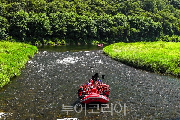 사진 / 무주금강에서 즐기는 래프팅의 모습_투어코리라 유지훈 기자