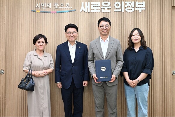 ▲ 지난 13일 열린 '호원동 건강도시 재생사업' 업무협약식에서 참석자들이 기념촬영을 하고 있다.  / 의정부시 제공 