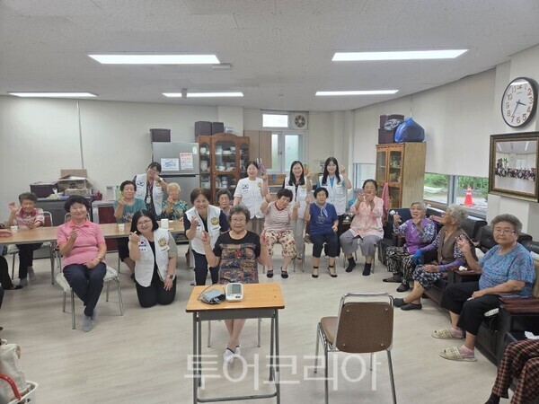 동두천시간호사회(회장 박수자) 광암동 광암할머니경로당 찾아 의료봉사/투어코리아뉴스 정명달 기자