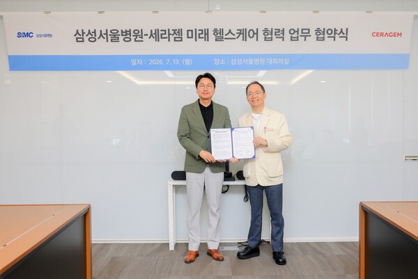 세라젬이 삼성서울병원과 미래형 건강관리 서비스 개발을 위한 업무협약(MOU)을 체결했다. 왼쪽부터 이경수 세라젬 대표이사 사장, 박승우 삼성서울병원 원장(사진=세라젬 제공)