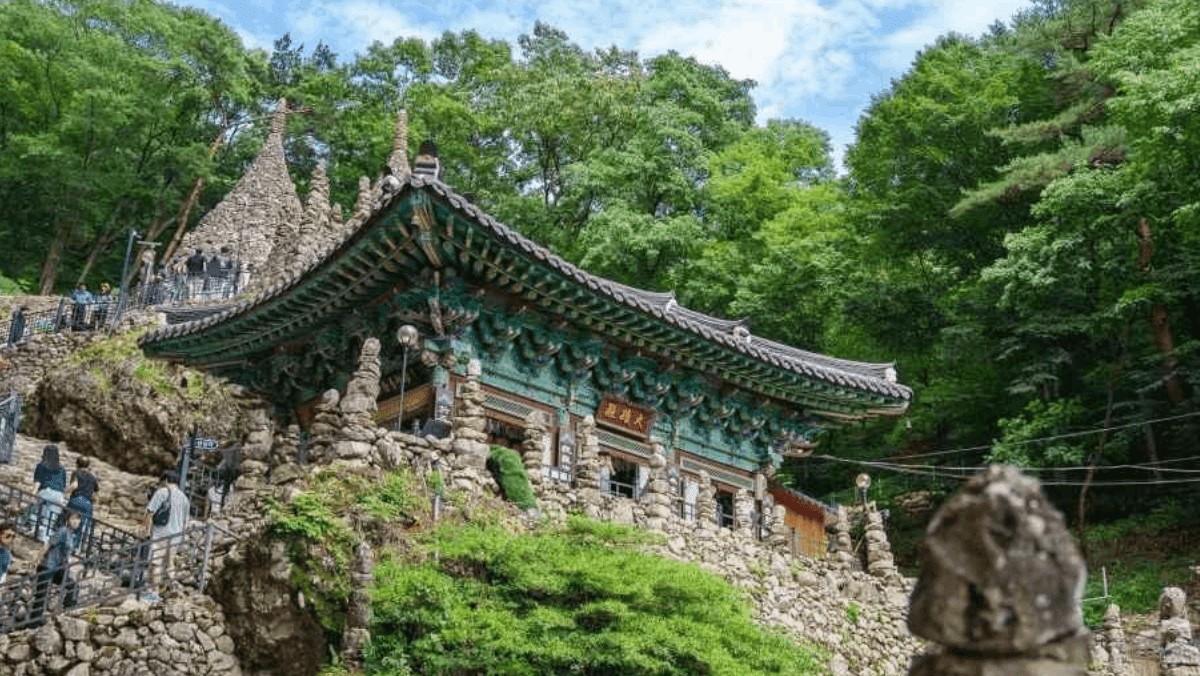돌을 쌓아 올린 기단 위로 탑사 대웅전이 위치해 있다. / 한국관광공사
