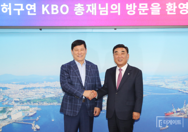 '울산시가 전국 지차체론 최초로 프로야구 2군 구단을 창단하려 준비 중'이란 소식이 처음 들린 건 2025년 10월 21일이다. 그리고 2개월 후 실제 구단이 창단됐고, 2026시즌부터 2군 리그에서 활동 중이다. 이처럼 빠른 구단 창단과 2군 합류가 이어졌지만, 10개월이 흐른 지금도 울산 웨일즈는 '자립'에 대한 대안을 내놓지 못하고 있다. 구단 창단 때부터 어떻게 운영비를 조달할 것인지, 시민의 세금을 어떻게 줄여갈 것인지에 대한 논의가 전무했던 까닭이다. 웨일즈 창단 과정을 잘 아는 울산시 관계자는 "2026년 6월 지방선거를 앞두고 급하게 구단이 창단됐다. 당시 시장에게 웨일즈 창단은 매우 큰 업적으로 인식될 호재였다"며 "운영비와 관련된 고민을 폭넓게 할 시간이나 기회가 없었던 게 사실"이라고 밝혔다. 이 관계자는 "웨일즈 탄생의 근본 배경을 아는 이는 허구연 KBO 총재와 김두겸 전임 울산시장밖에 없을 것"이라고 말했다.