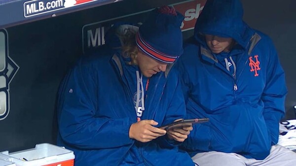 아이패드를 열심히 보는 MLB 선수들(사진=MLB.com)