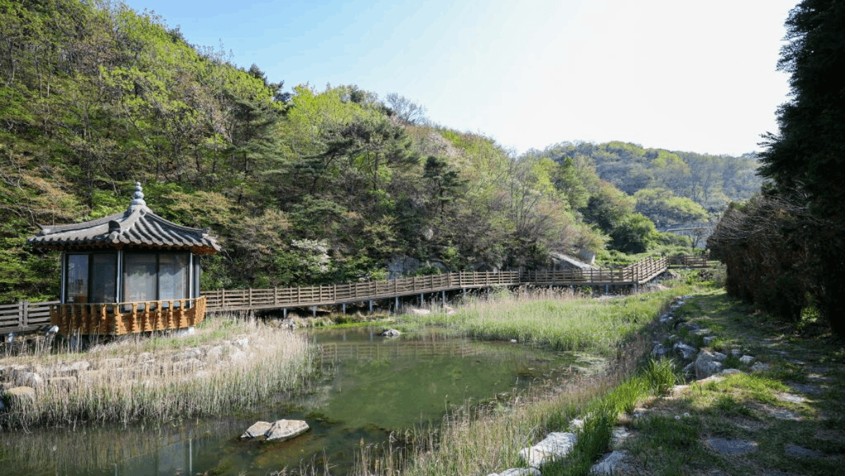 해누리길 산책로를 따라 기와지붕 정자와 작은 생태연못이 조성돼 있다. / 인천섬포털